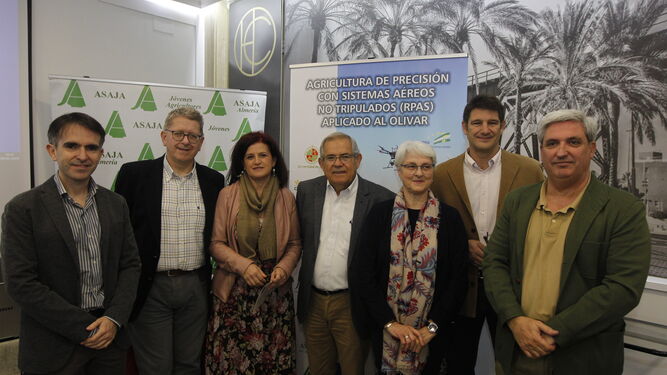 Miembros del grupo operativo con los representantes de Asaja Almería, en la capital.