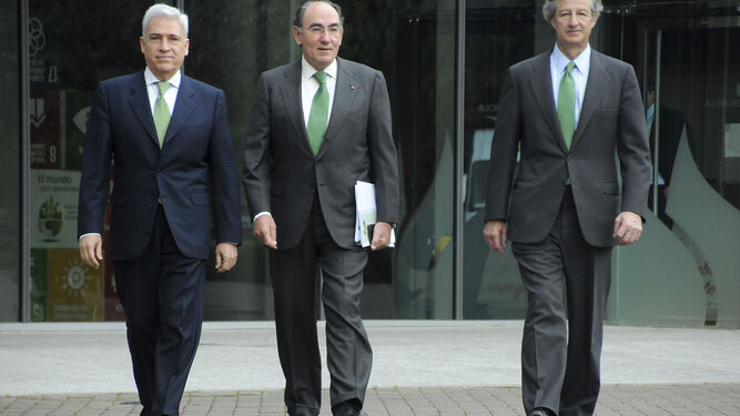 El director de los Negocios de Iberdrola, Francisco Martínez Córcoles; el presidente, Ignacio Galán, y el director de Finanzas y Recursos, José Sainz Armada.