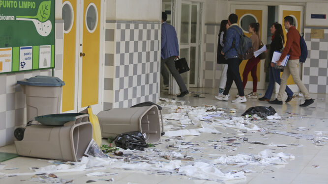 Bolsas y contenedores de basura tirados al suelo en la Facultad de Derecho.