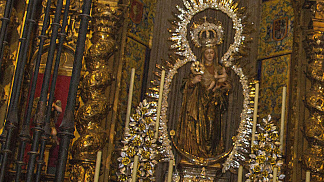 La Virgen del Amparo, en su retablo de la capilla de la parroquia de la Magdalena.