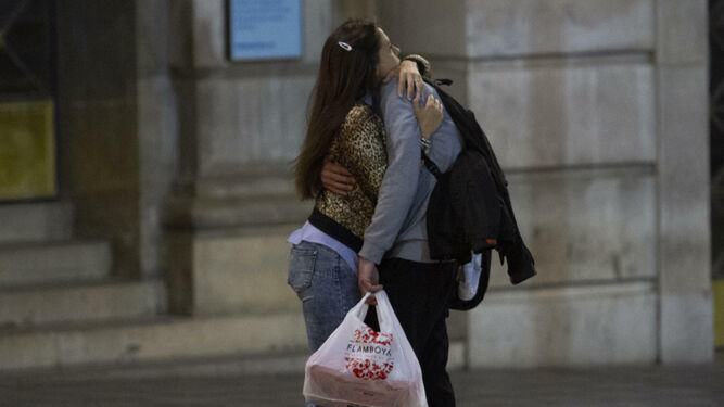 Dos jóvenes se abrazan en la calle
