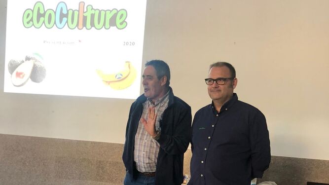 El gerente, Ángel Ruiz Serna, a la derecha, en la reciente charla en Canarias.