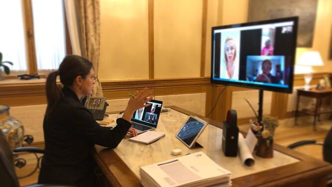 Patricia Cavada, en su despacho durante una reunión de gobierno por videoconferencia.