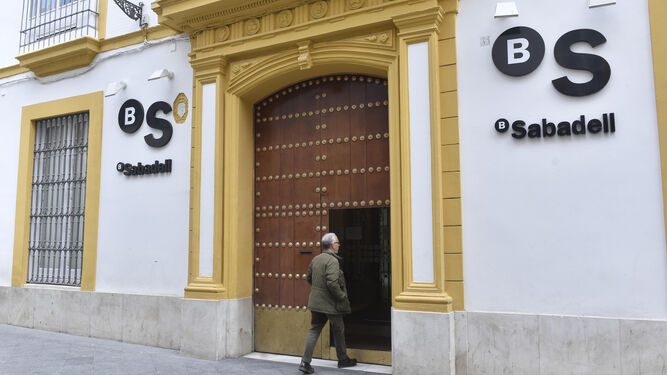 Un cliente entra en la oficina del banco Sabadell en la calle Tetuán, este martes.