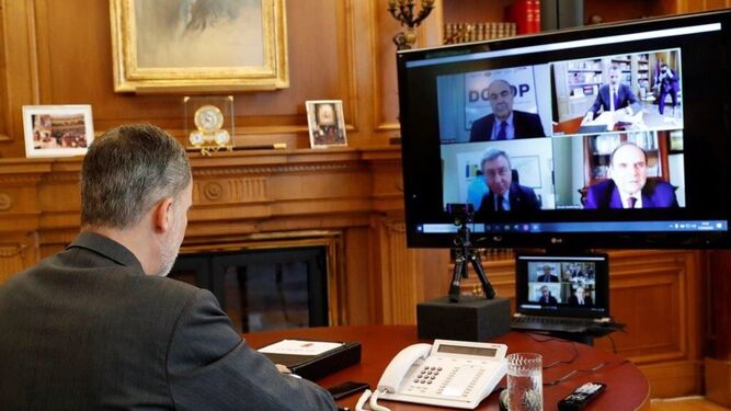 El rey Felipe VI durante la videoconferencia con el presidente de Dcoop y de otras cooperativas andaluzas.