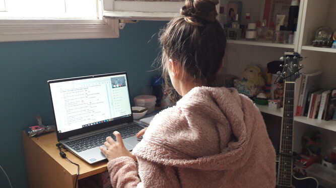 Una estudiante recibiendo clases on-line.