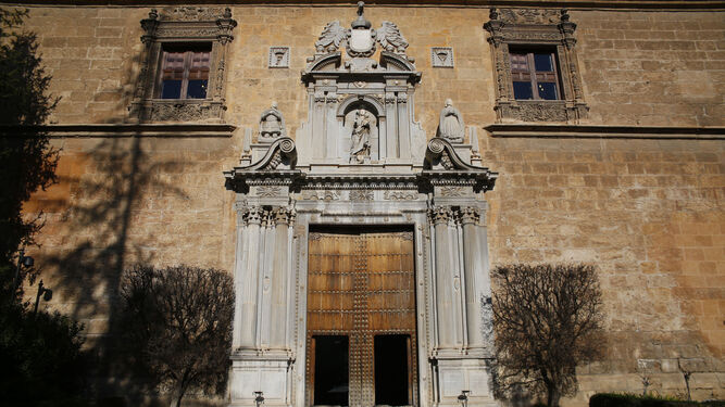 Acceso el Hospital Real, sede del Rectorado de la Universidad de Granada.