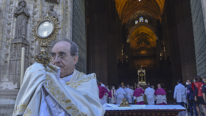 Monseñor Asenjo durante la procesión del Corpus de 2020.