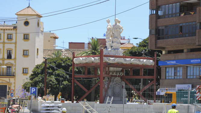 Fotos de la fuente de las Tres Gitanillas, que ya luce en la Avenida de Andaluc&iacute;a de M&aacute;laga