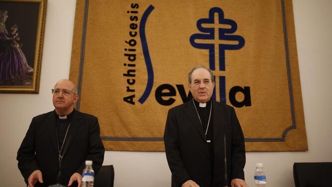 Monseñor Santiago Gómez Sierra y monseñor Juan José Asenjo en la rueda de prensa de hoy.