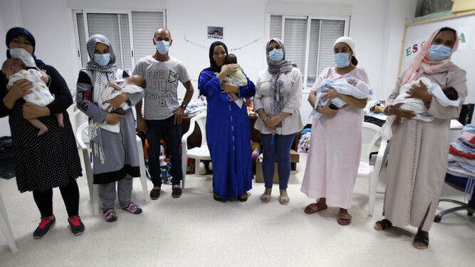 Un grupo de temporeras marroquíes con sus hijos recién nacidos.