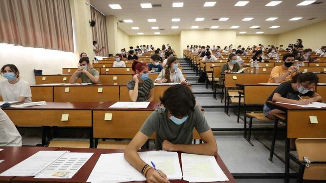 Alumnos en la facultad de Medicina antes de empezar el examen de Historia de España.