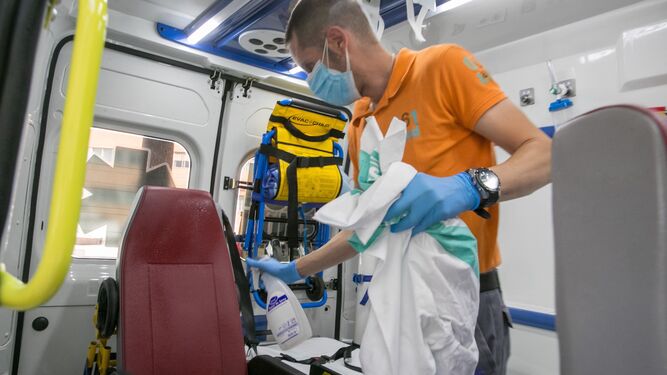 Un sanitario desinfecta una ambulancia.