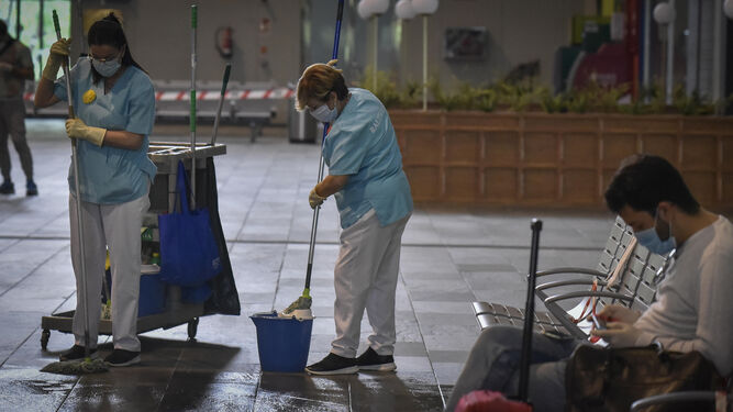 Dos limpiadoras protegidas en la Estación de Santa Justa.