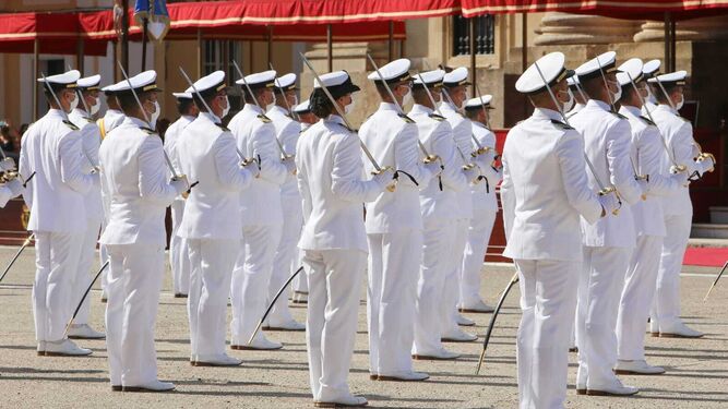 Entrega de despachos en la Escuela de Suboficiales de la Armada