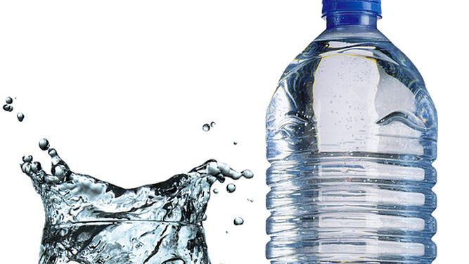 El agua, con sus cero calorías, la bebida más refrescante y sana.