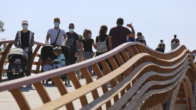 Fotos de los cientos de visitantes a la pasarela peatonal del Guadalhorce.