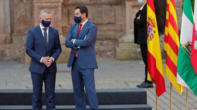 El presidente de la Junta, Juanma Moreno, conversa con su homólogo vasco, Íñigo Urkullu, en la última Conferencia de Presidentes, en San Millán de la Cogolla.