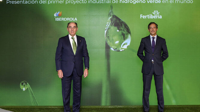 El presidente de Iberdrola, Ignacio Galán (i), y el de Fertiberia, javier Goñi, este miércoles en la presentación del proyecto