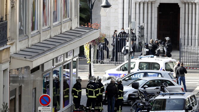 Agentes de la policía francesa, frente a la basílica de Notre-Dame de Francia, donde ha ocurrido un atentado terrorista con arma blanca.