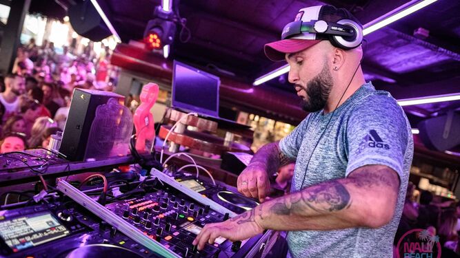 Kiko Rivera trabajando de DJ en una discoteca.