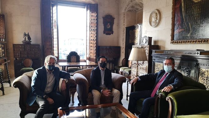 Reunión mantenida entre el presidente de los hosteleros, Antonio Luque; el vicepresidente primero, Pedro Robles; y el alcalde de Sevilla, Juan Espadas.