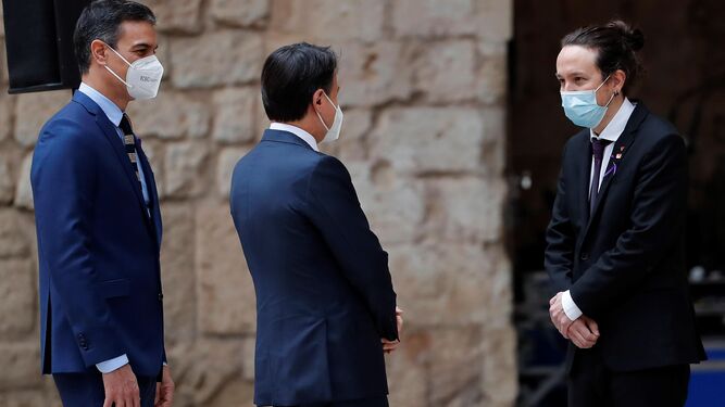 Pedro Sánchez, el presidente del Gobierno de Italia, Giuseppe Conte, y Pablo Iglesias, durante la recepción en el Patio de Honor del Palacio de la Almudaina este miércoles.