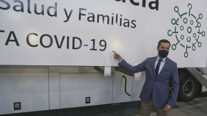 Moreno en la presentación de los camiones móviles para cribados y vacunación anticovid, en Málaga.