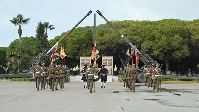 Acto de homenaje a los caídos durante la parada militar del RACTA-4 de Camposoto con motivo de la festividad de la patrona de la artillería, Santa Bárbara.