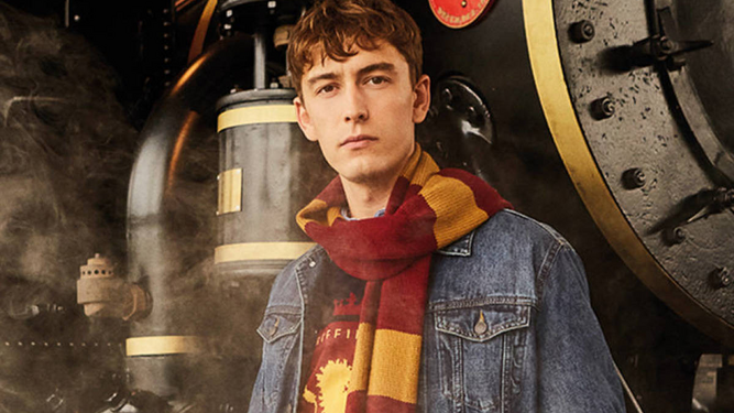 La icónica bufanda de Gryffindor está entre los artículos de la colección de Harry Potter de Springfield.