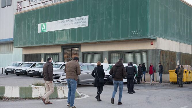 Expectaci&oacute;n a las puertas de la Plataforma Log&iacute;stica del SAS en Granada donde se han recibido las primeras dosis de la vacuna del coronavirus