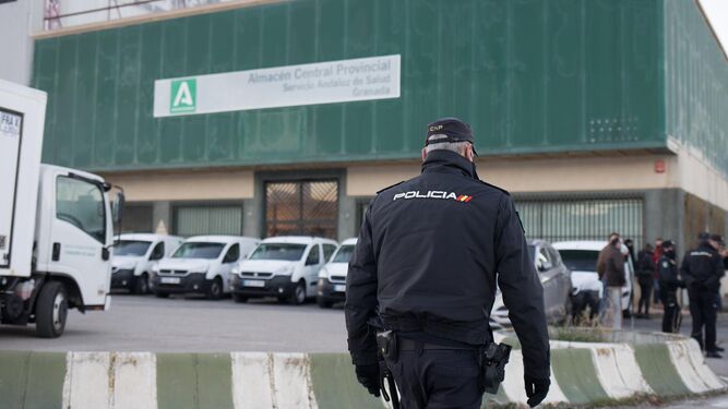 La Unidad de la Polic&iacute;a Nacional adscrita a la Junta de Andaluc&iacute;a colabora en la vigilancia de los centros log&iacute;sticos y del transporte de las dosis