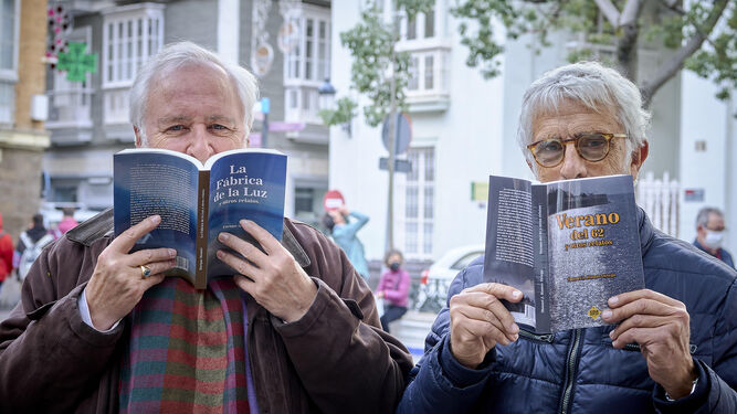 Enrique Montiel (izquierda) y Manuel Ramos posan con sus libros nacidos en tiempo de confinamiento y mascarillas.