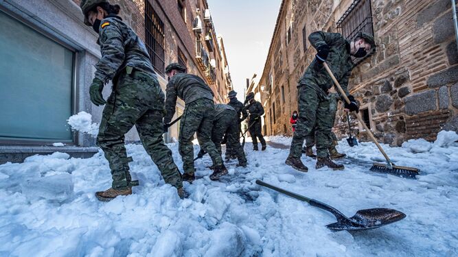 Militares limpian las calles de nieve en Toledo.