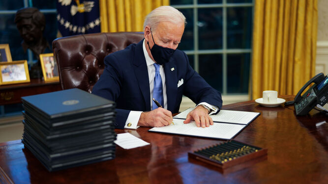 Joe Biden firma sus primeras órdenes ejecutivas.
