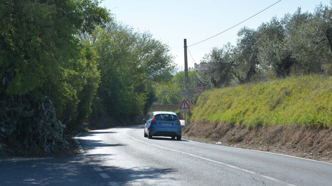 La carretera A-8063, que une Tomares, Bormujos y la barriada de Nueva Sevilla, en Castilleja de la Cuesta.