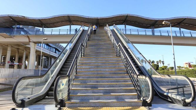 Escaleras fijas y mecánicas de acceso a la pasarela y estación de Bahía Sur.