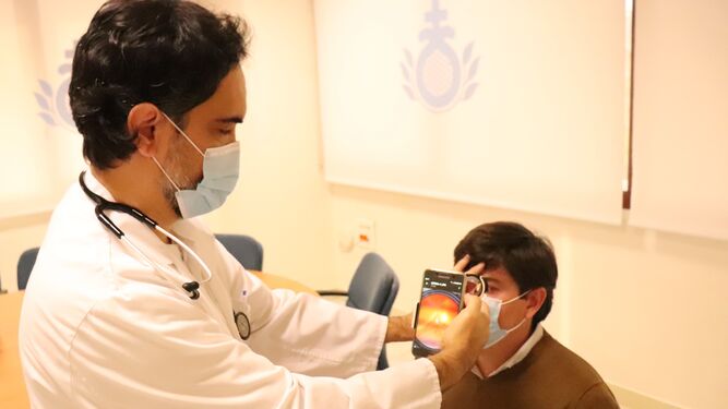 El doctor Florencio González realiza un estudio a un paciente en el Hospital San Juan de Dios del Aljarafe.