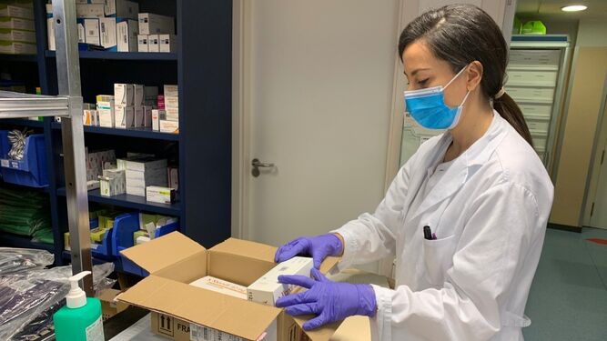Una profesional de Farmacia Hospitalaria prepara medicamentos para su envío al domicilio de pacientes en los meses más duros del confinamiento.