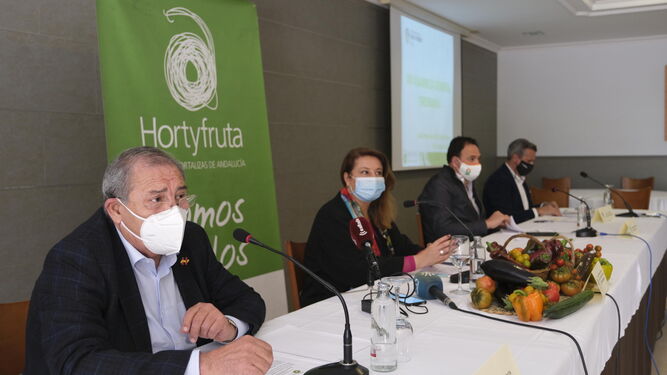 En primer plano el presidente de Hortyfruta, Francisco Góngora, en la celebración de su asamblea el pasado año