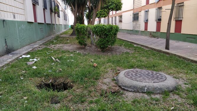 Uno de los puntos que denuncia Podemos en los jardines de la barriada de La Ardila.