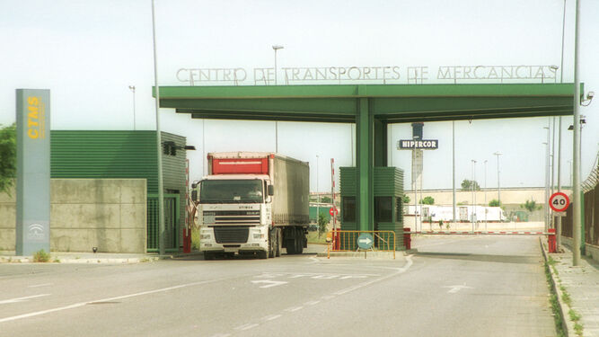Un camión en el Centro de Transporte de Mercancías de Sevilla.