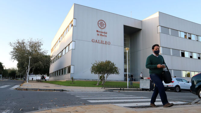 Fachada principal del edificio Galileo del campus del Carmen.