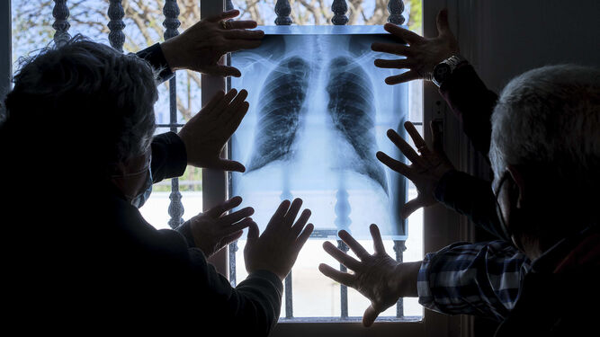 Afectados por el amianto contemplan una radiografía en la que se observa los estragos que el material causa en los pulmones.