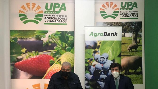 El director de AgroBank de Andalucía Occidental y el secretario general de UPA Huelva.