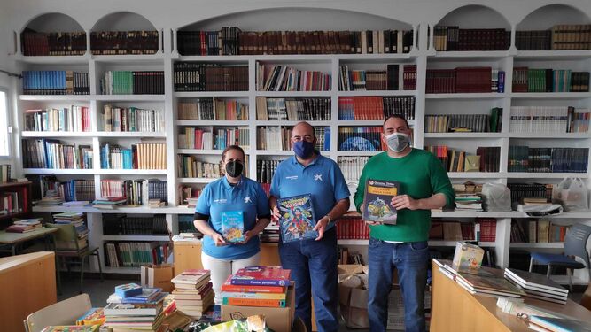 Voluntarios de CaixaBank con algunos de los libros.