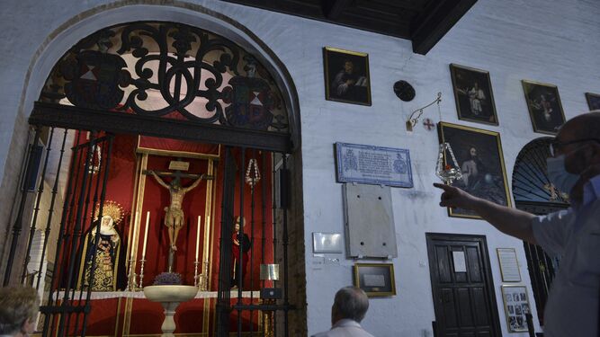 La capilla de los Cervantes en Omnium Sanctorum. En la reja se puede ver todavía el escudo de la nobiliaria familia.