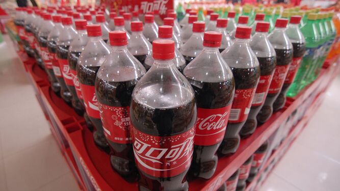 Botellas de Coca -Cola en un supermercado de Xiangfan (China).