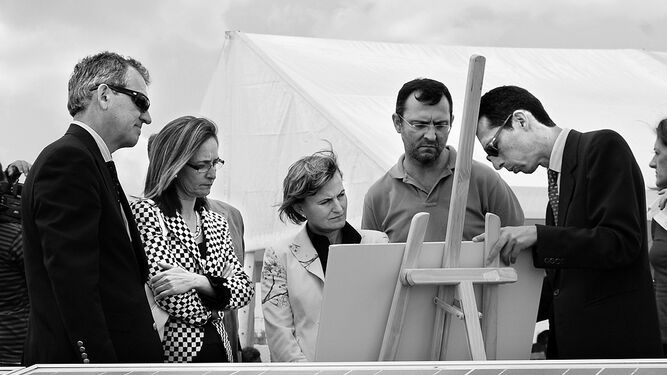 Imagen de archivo del presidente de Solarpack , la primera edil de Lebrija y la delegada de Innovación atendiendo a los técnicos.