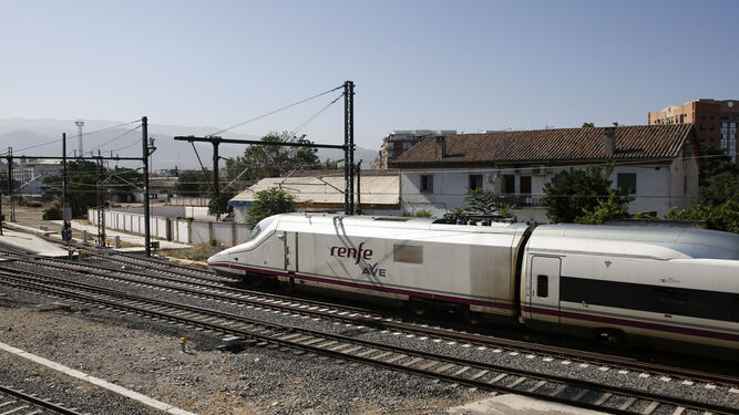 El tren  AVE  llegando a la estacion Renfe  de Granada.